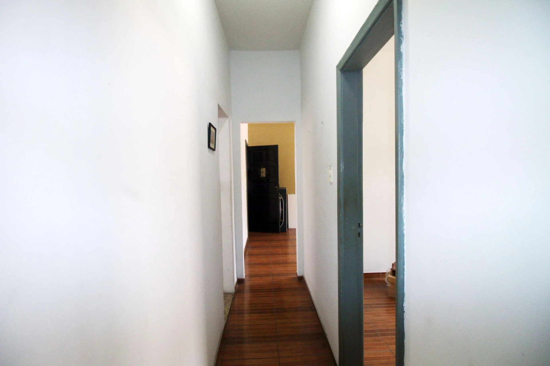 Apartamento de 2 quartos com piso de madeira ou laminado — photo 17