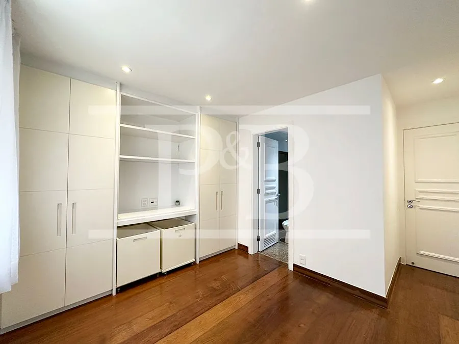 3-bedroom apartment with 230 m² and glassed-in balcony — photo 21