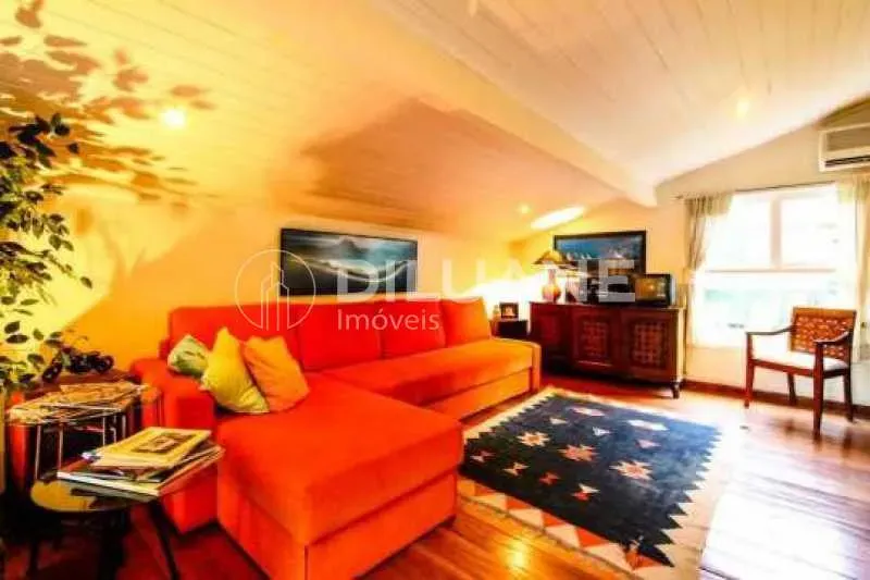 297 m² house with 6 bedrooms and 7 bathrooms — photo 12