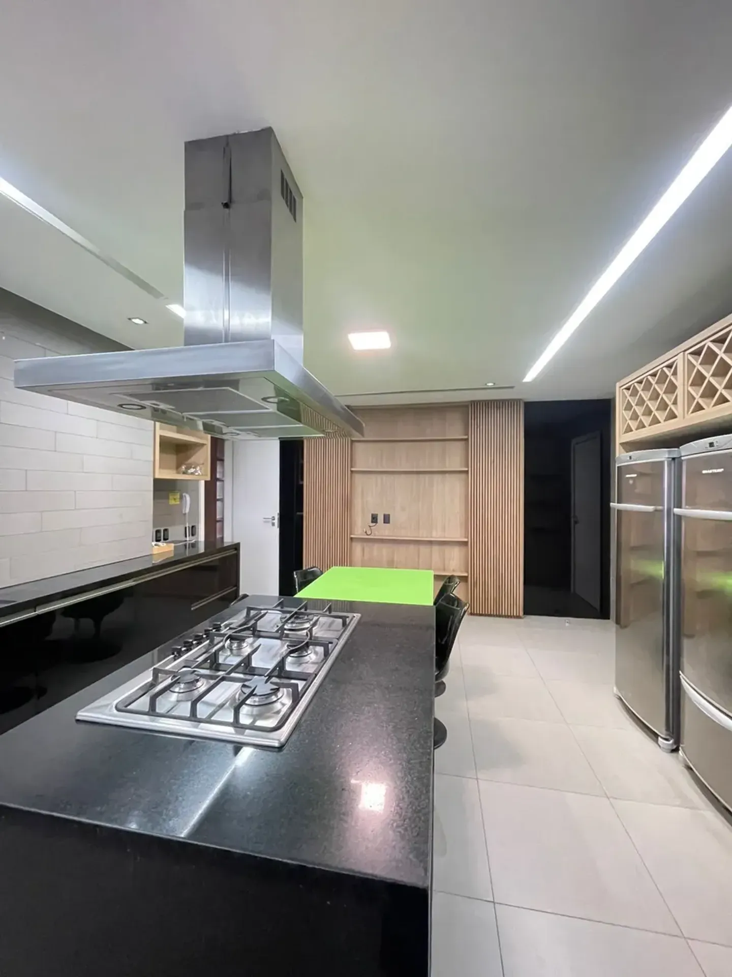 Furnished 3-bedroom apartment with glassed balcony — photo 13