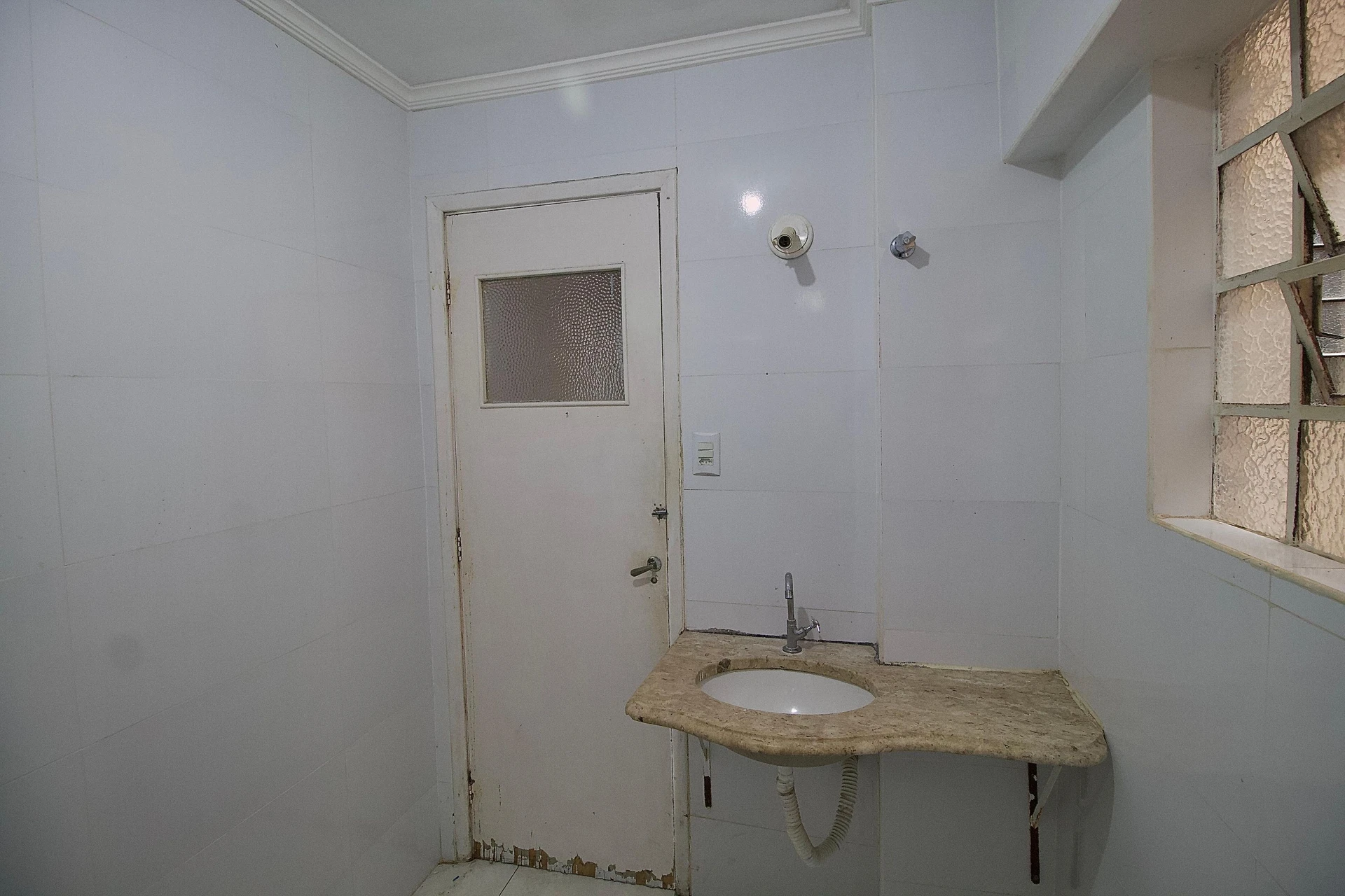 Wood or laminate floors in a 2-bedroom apartment, 72 m² — photo 12