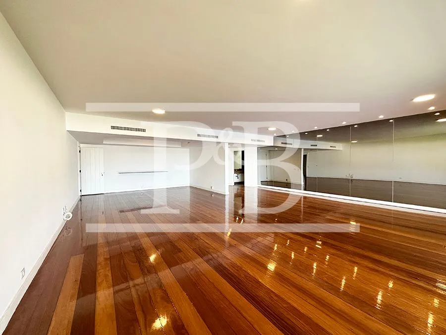 4-bedroom apartment with balcony and 319 m² — photo 9