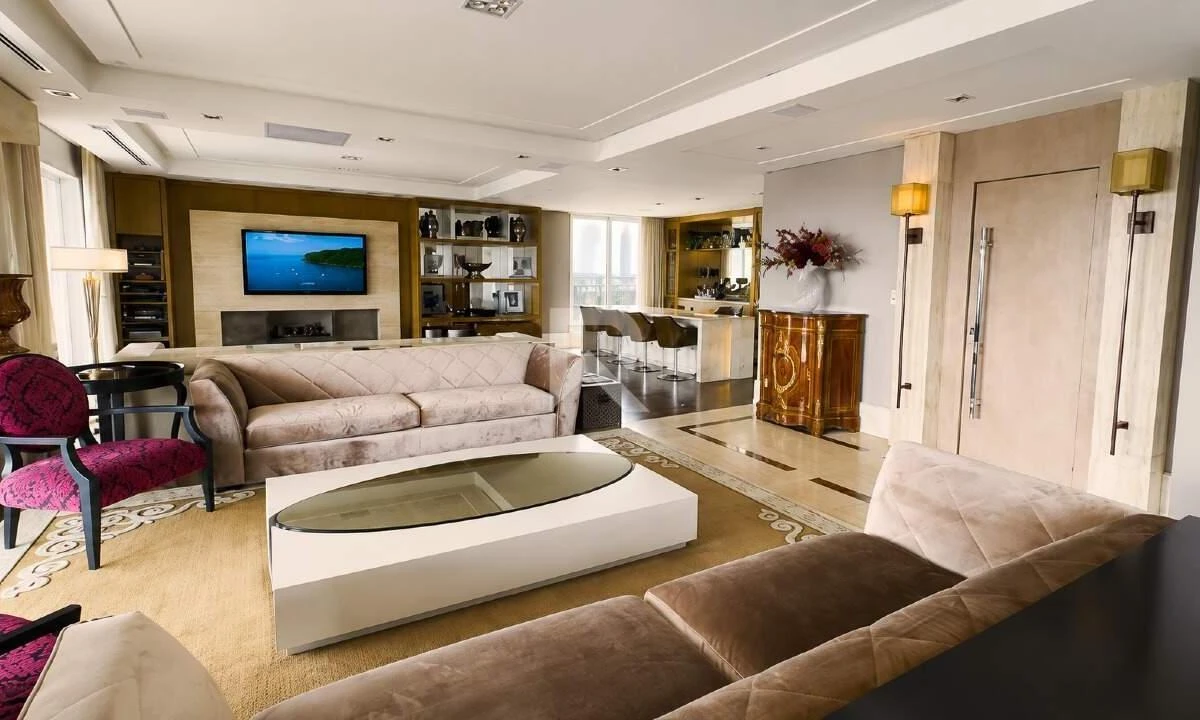 Furnished 340 m² apartment with 4 en-suites and 4 spots