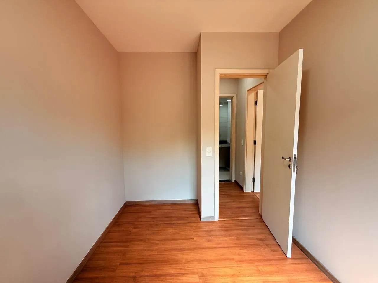 Apartment on the 4th floor with wood or laminate floors — photo 6