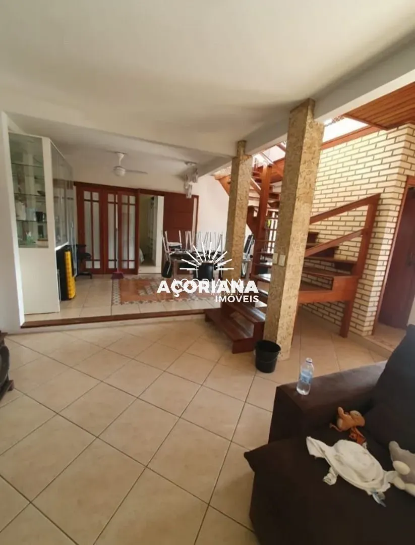 Casa com 5 dormitórios, 2 suítes e 600 m²