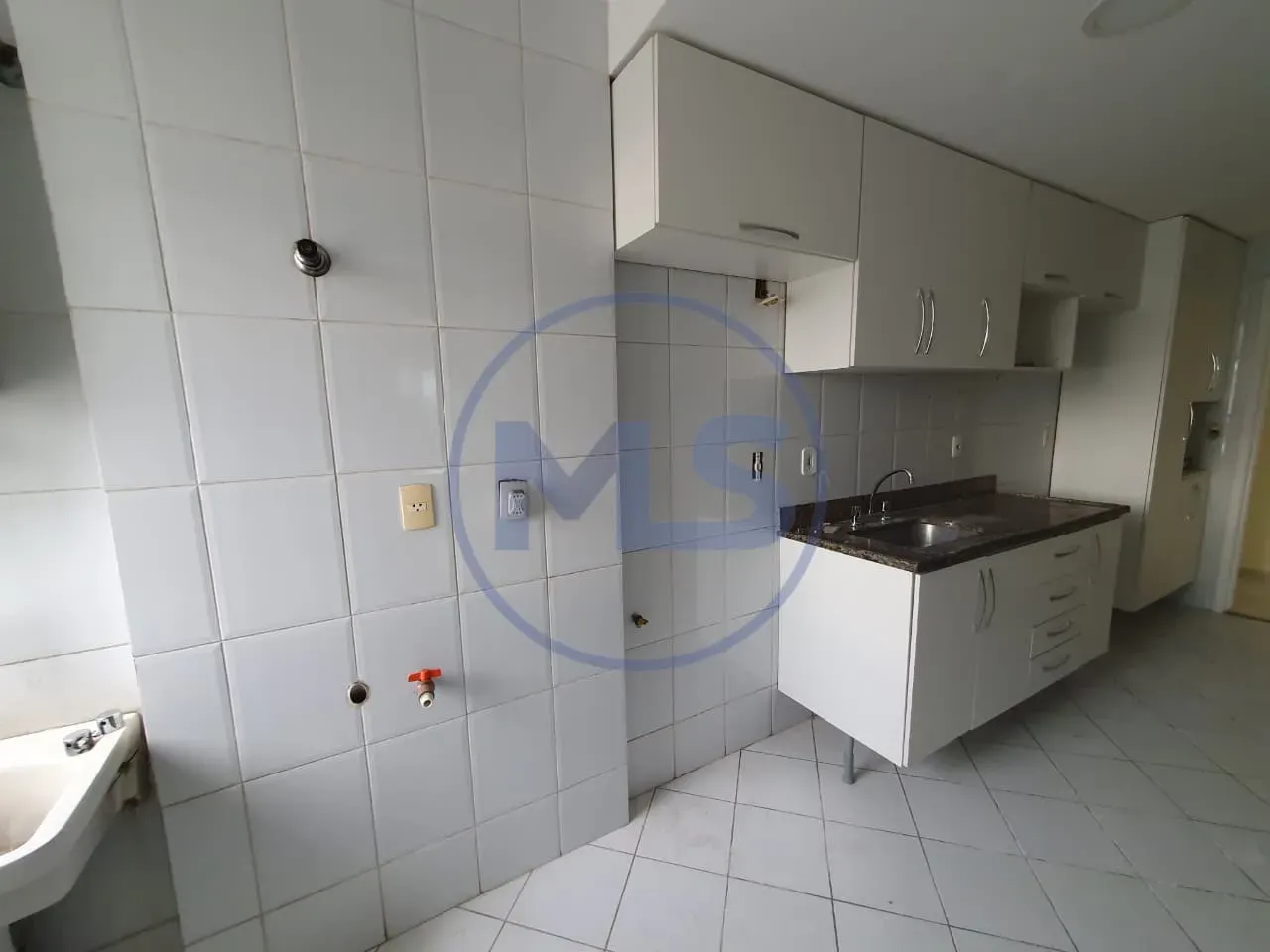 Balcony with a grill in a 3-bedroom apartment, 83 m² — photo 18