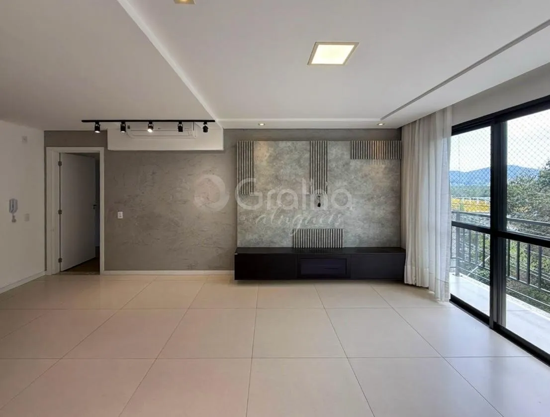 3-bedroom apartment with a glass-enclosed balcony — photo 8