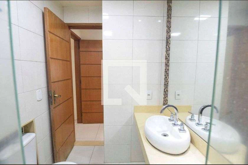 Квартира з 3 спальнями 75 м² і 1 паркомісцем, високий поверх