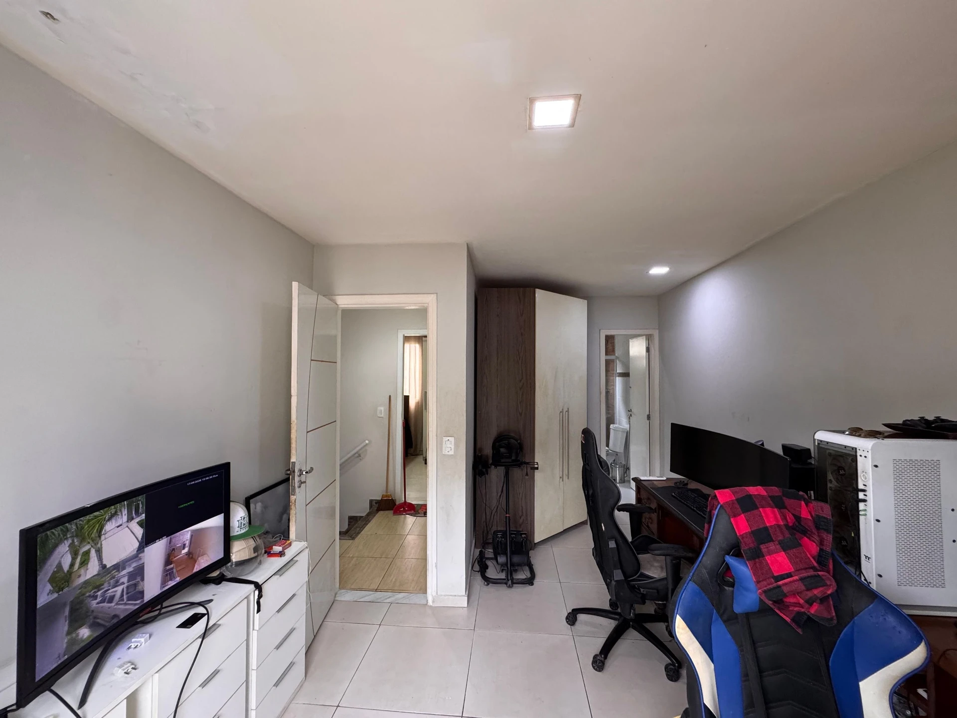 Furnished condo house with 3 bedrooms and laundry setup — photo 31