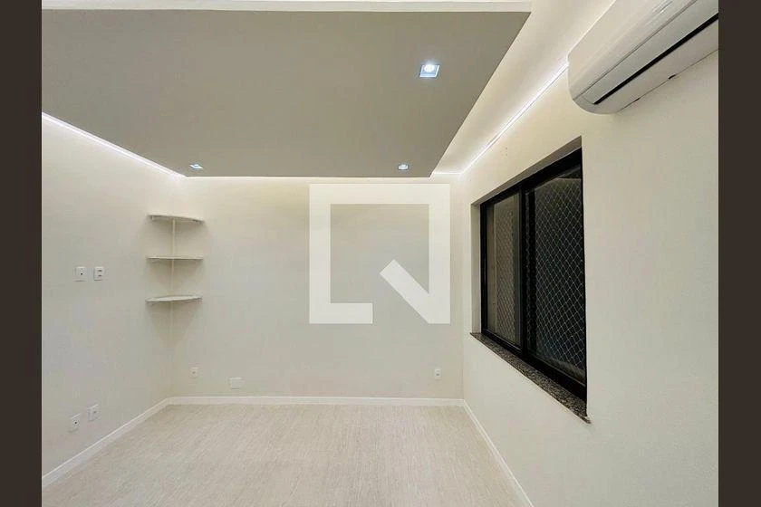 Walk-in closet in a 3-bedroom apartment, 120 m² — photo 10