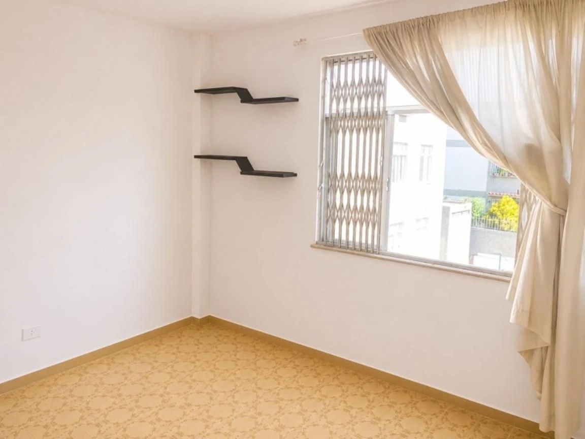 Apartamento com 2 quartos e banheiro com box de vidro — photo 15