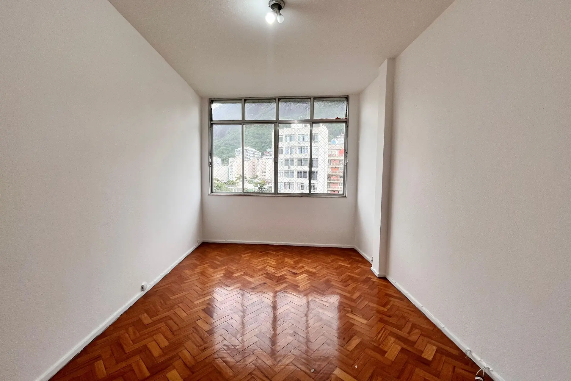 One-bedroom apartment with a mountain view