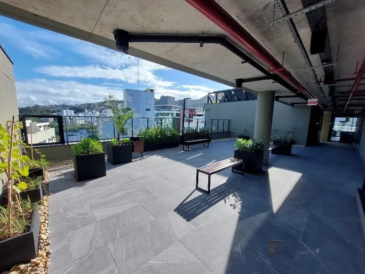 Furnished studio with an open-plan kitchen and A/C — photo 4