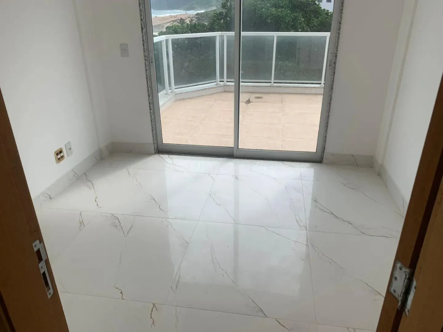 Glass-enclosed balcony in a 4-bedroom apartment, 240 m² — photo 4