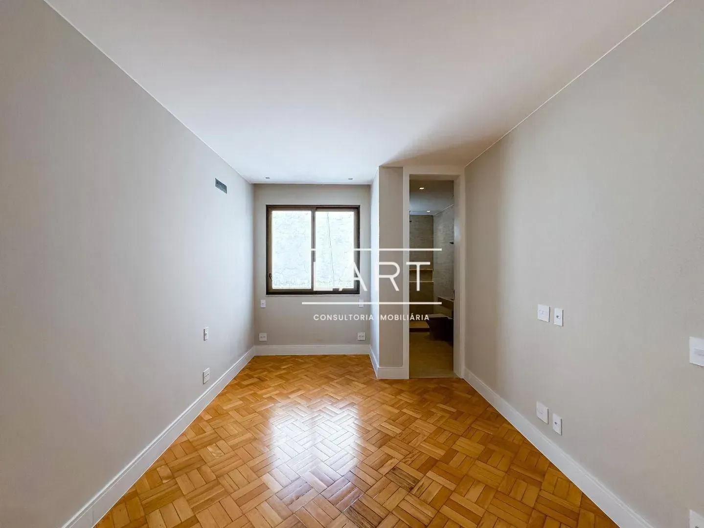 Apartamento com 4 dormitórios e varanda de vidro — photo 24