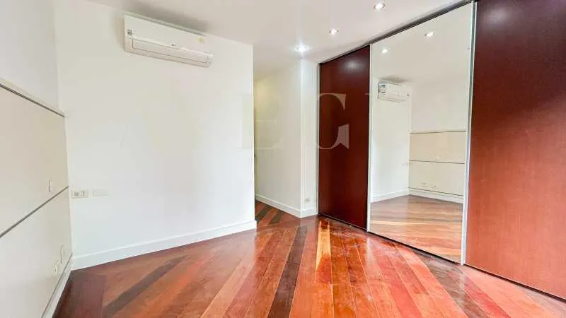 3-bedroom apartment, 1 with its own bathroom, 125 m² — photo 17