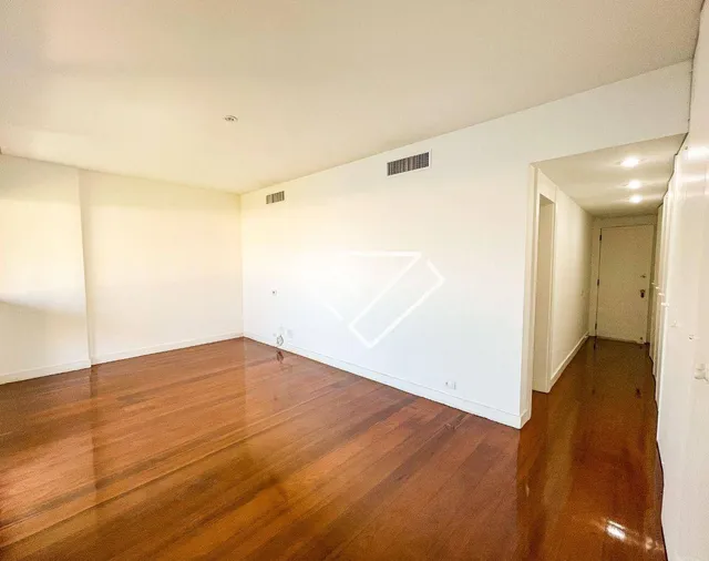 4-bedroom apartment with a balcony and laundry area — photo 18