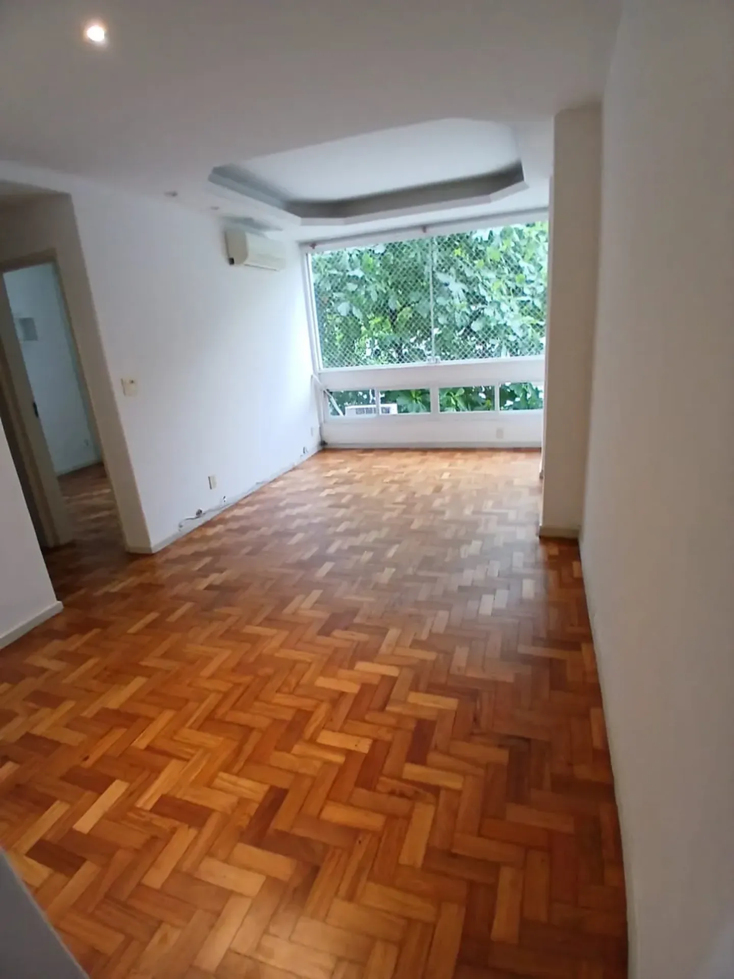 Apartment on the 4th floor with a walk-in closet