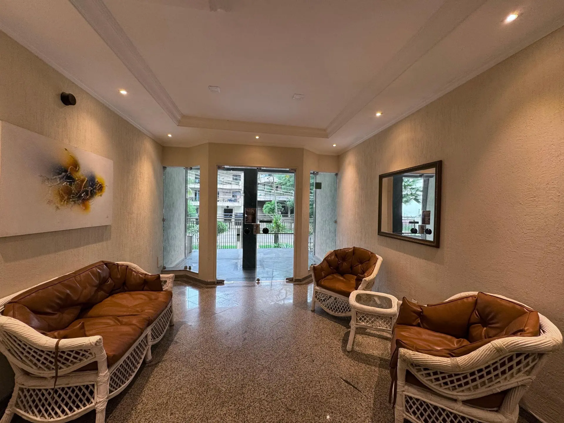 Unfurnished 3-bedroom apartment with enclosed balcony — photo 7
