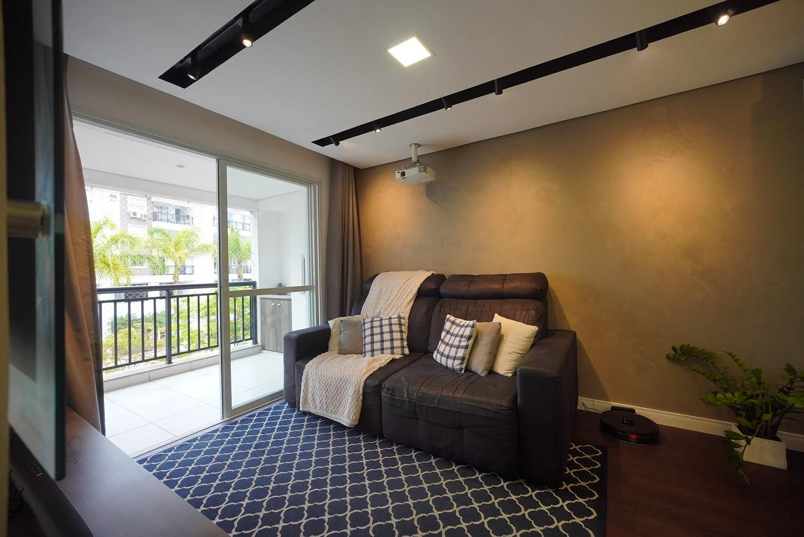 Furnished apartment, 100 m², with a grill on the balcony