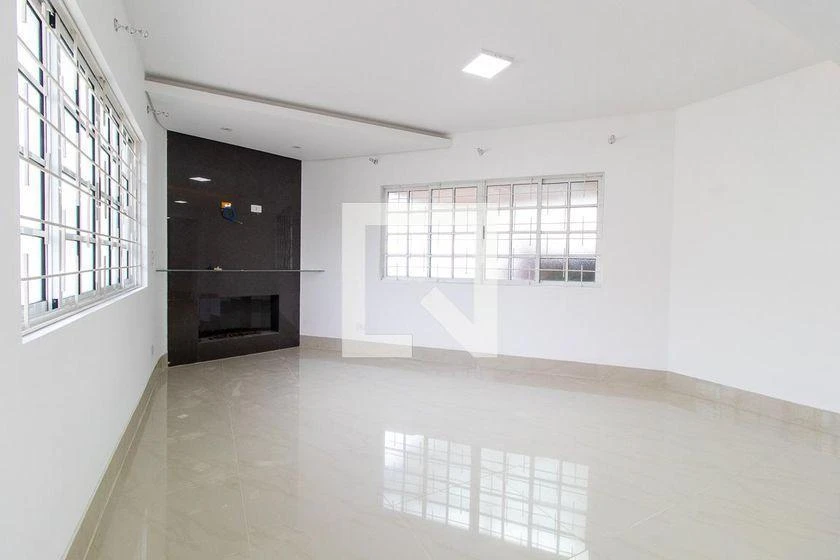 3-bedroom house with a glass-enclosed balcony — photo 17