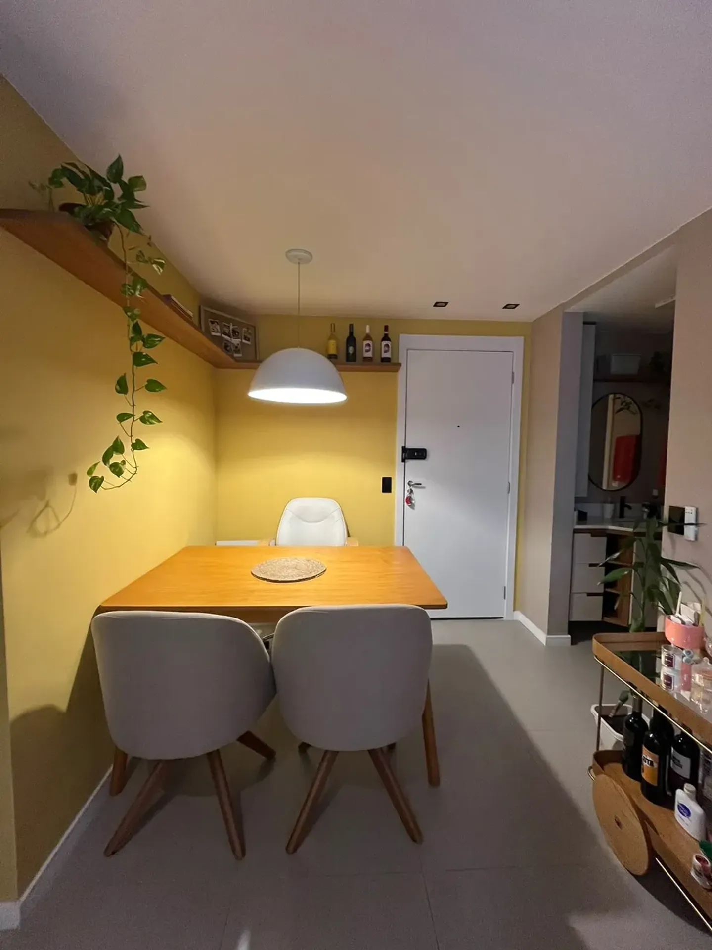 One-bedroom apartment in a building with a gym — photo 6