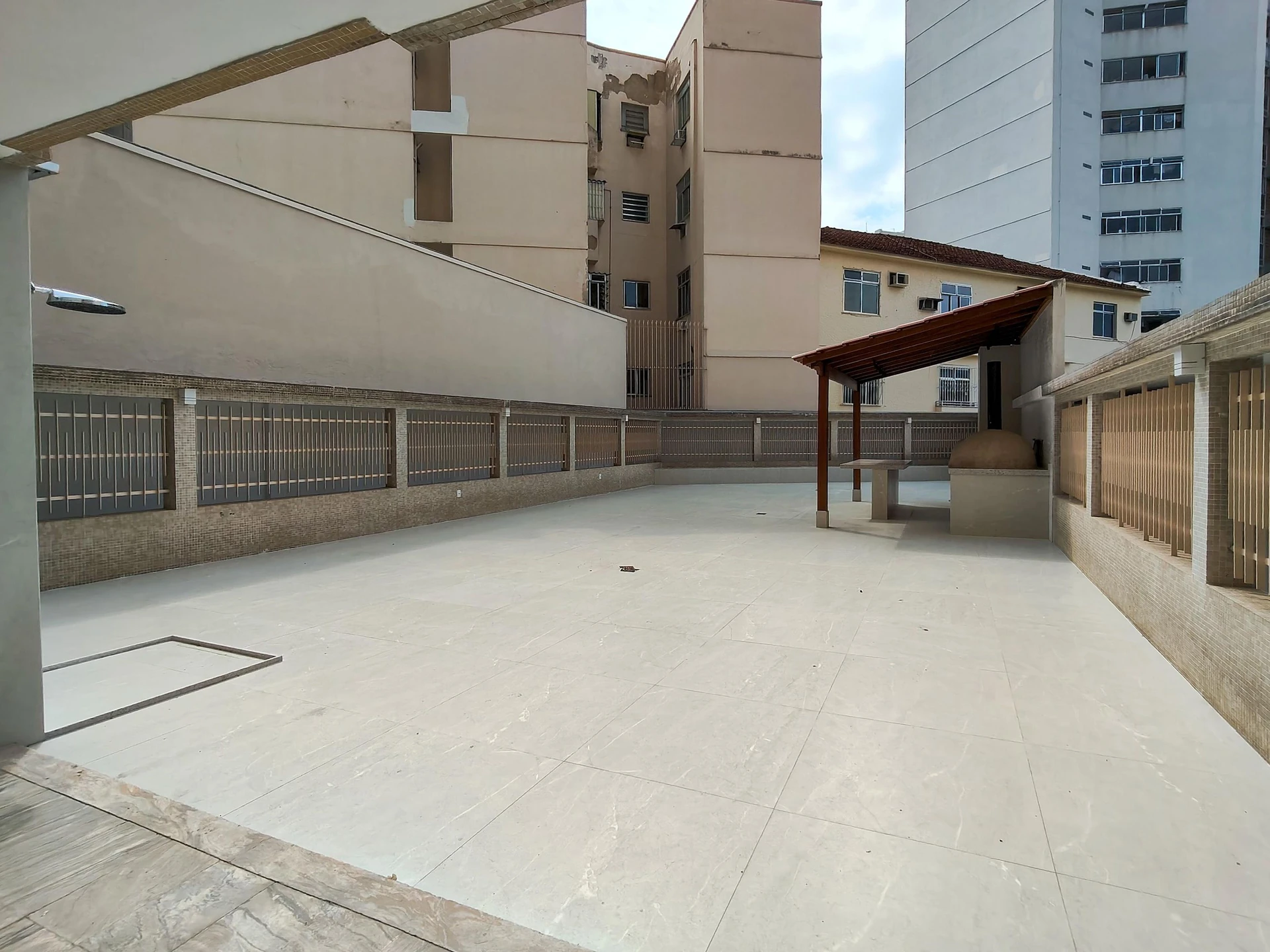 Balcony with a grill in a 3-bedroom apartment, 135 m² — photo 10