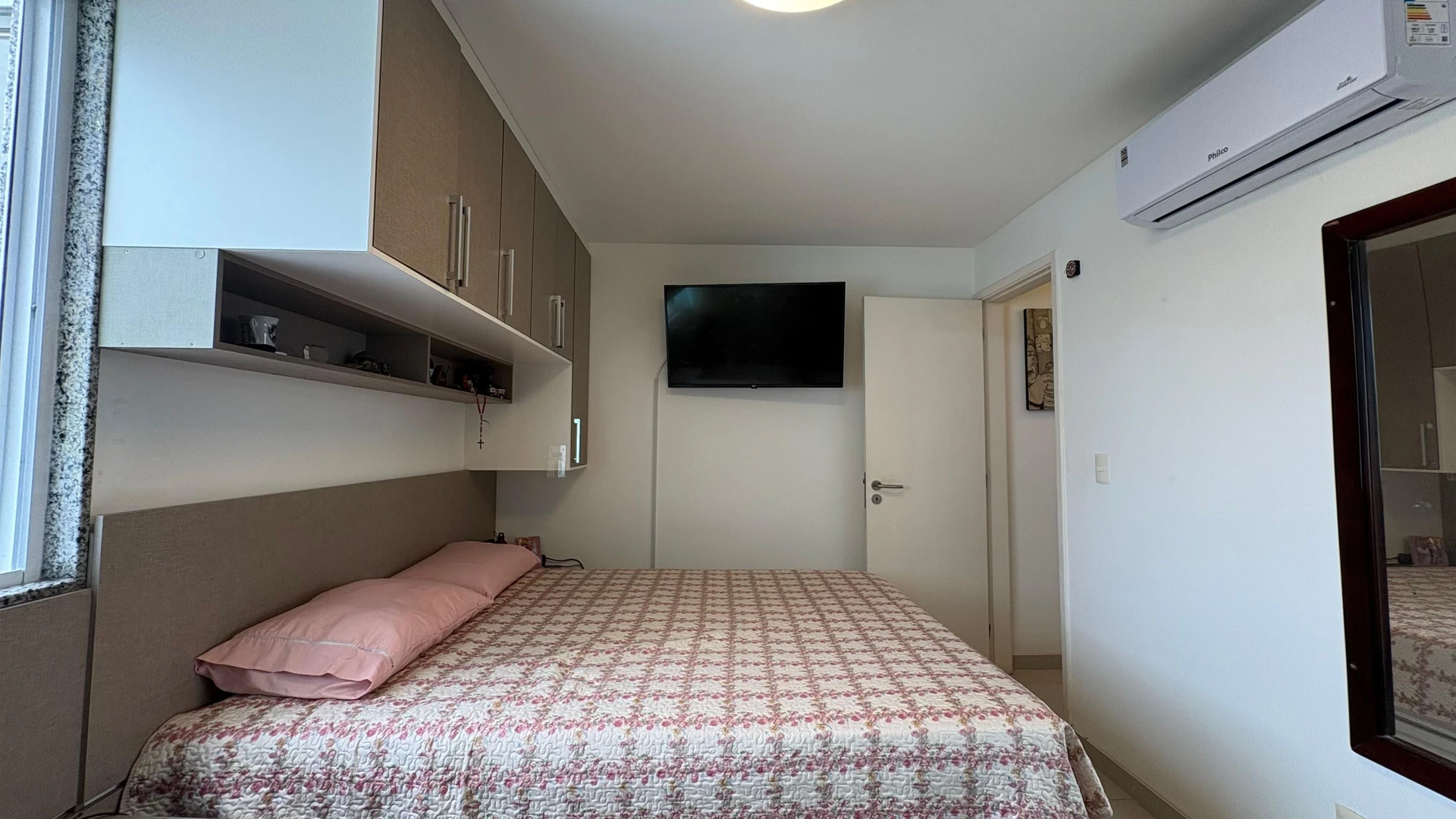 100 m² apartment with a grill on the balcony and a jacuzzi — photo 15
