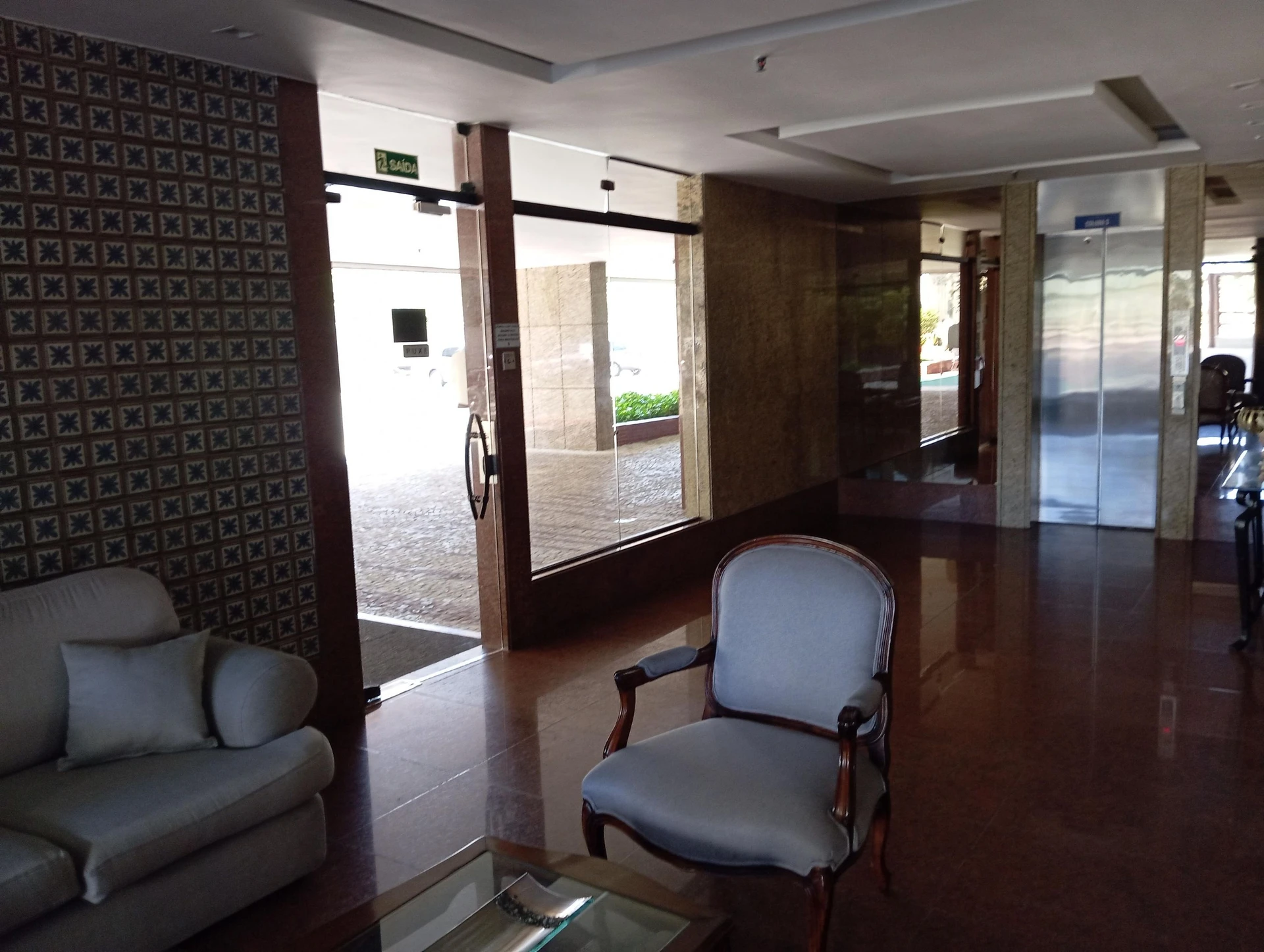 Furnished 3-bedroom apartment with enclosed balcony — photo 55
