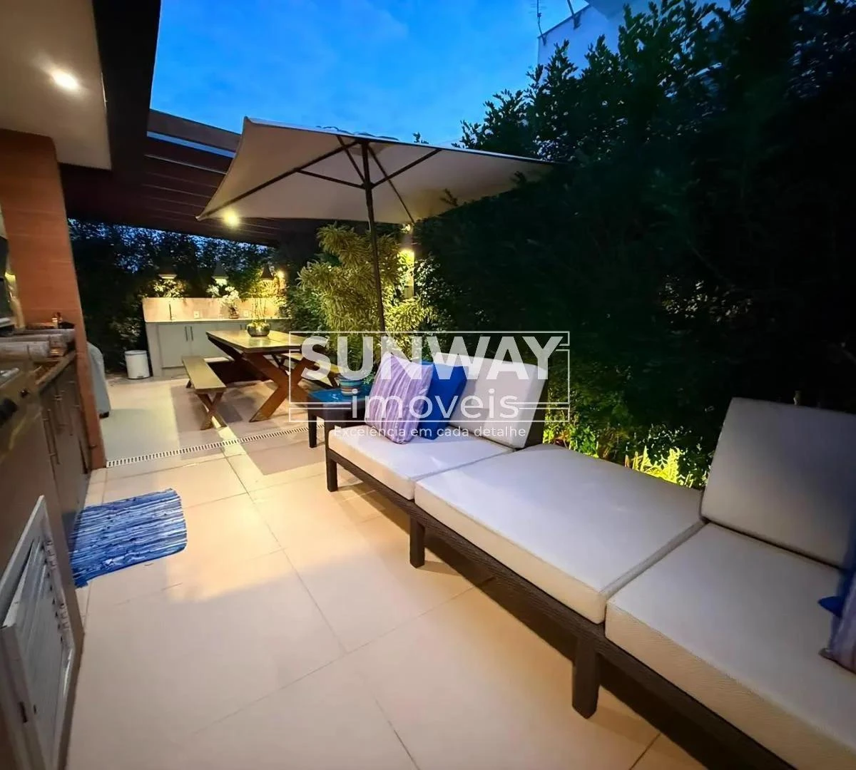 Balcony with a grill in a 4-bedroom house, 253 m² — photo 5