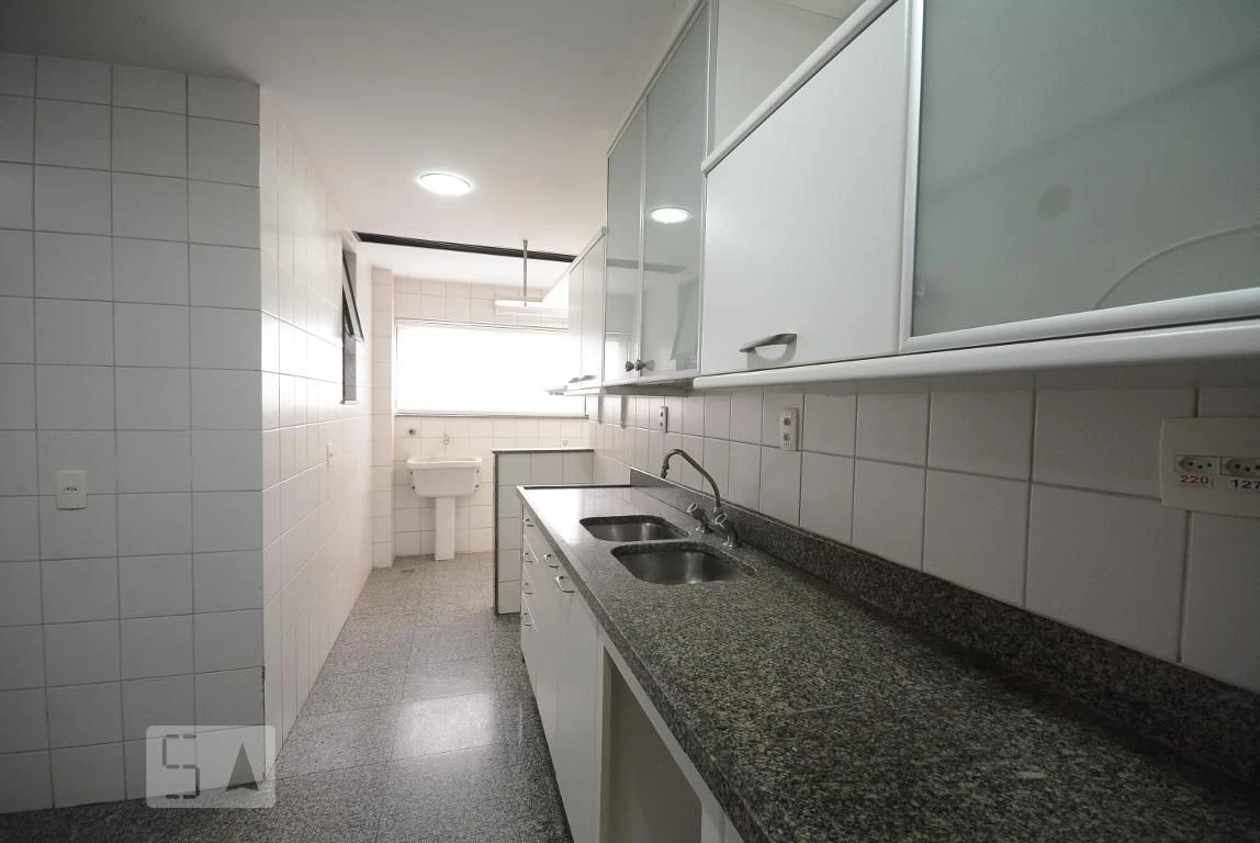 4-bedroom apartment in a building with a pool — photo 17