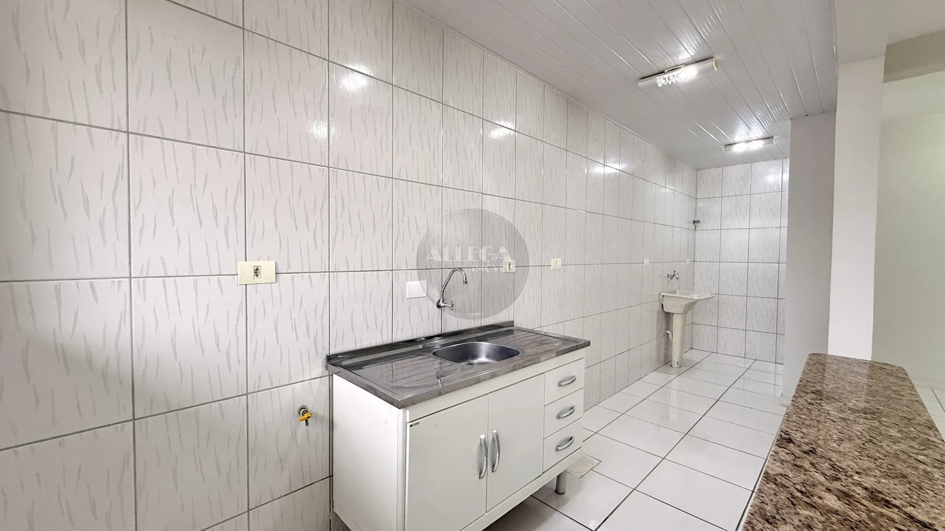 Balcony with a grill in a one-bedroom apartment, 60 m² — photo 8