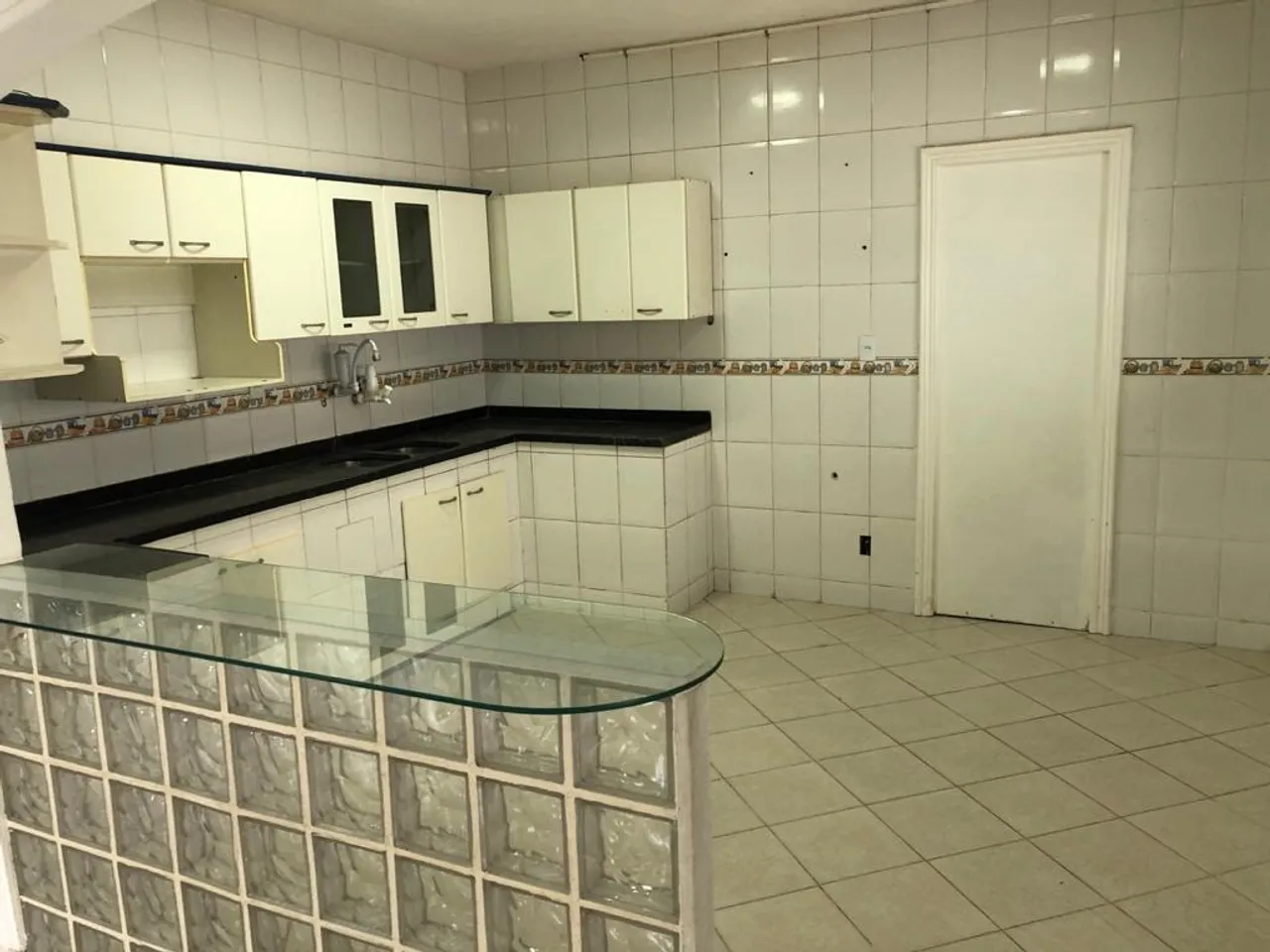 House with 3 bedrooms, 3 bathrooms and an open-plan kitchen — photo 3