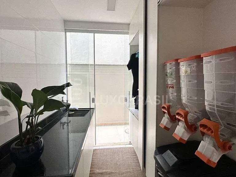 Casa moderna com 3 quartos e 5 vagas de garagem — photo 27