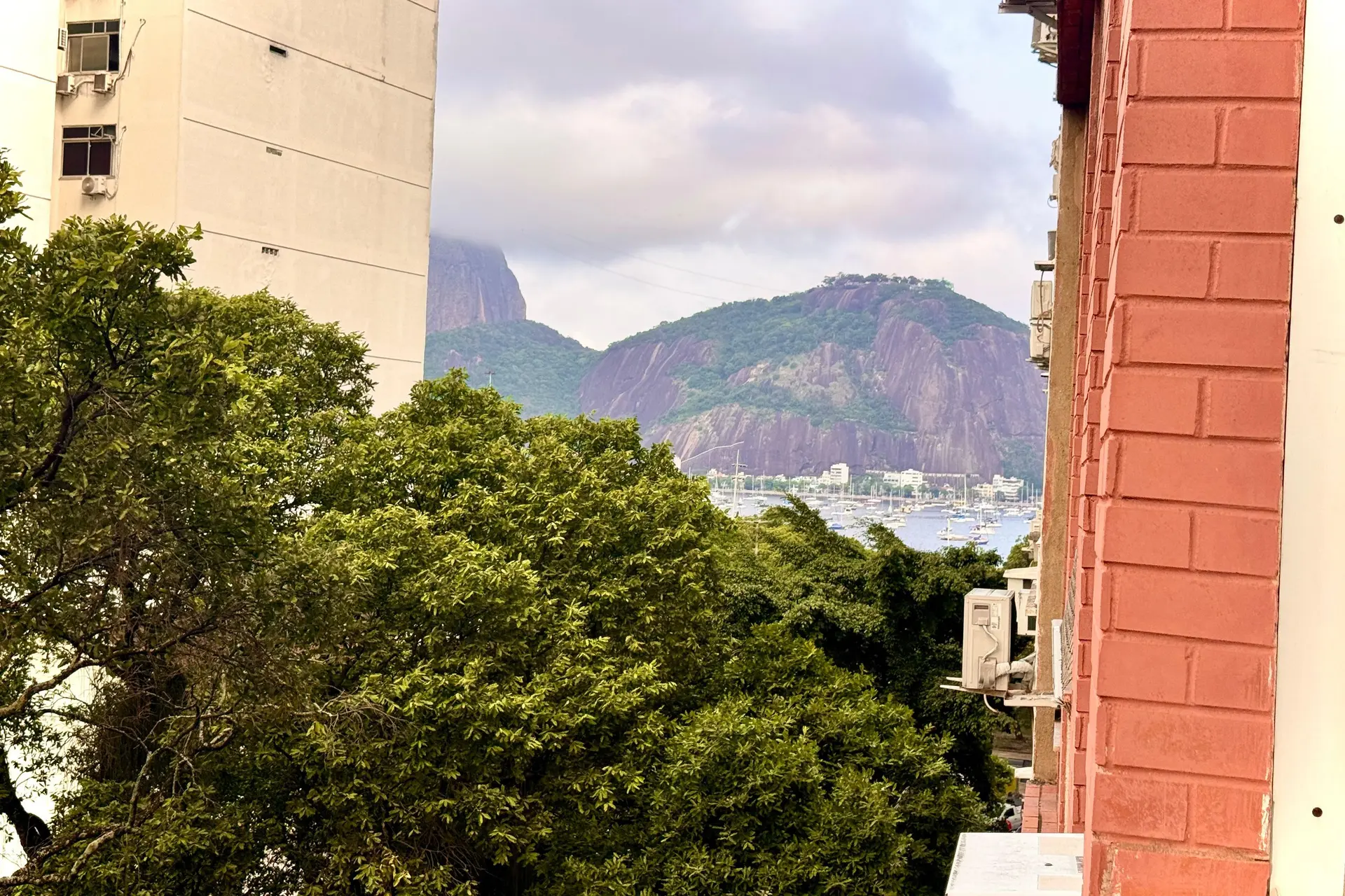 One-bedroom apartment with a mountain view in Rio de Janeiro — photo 12