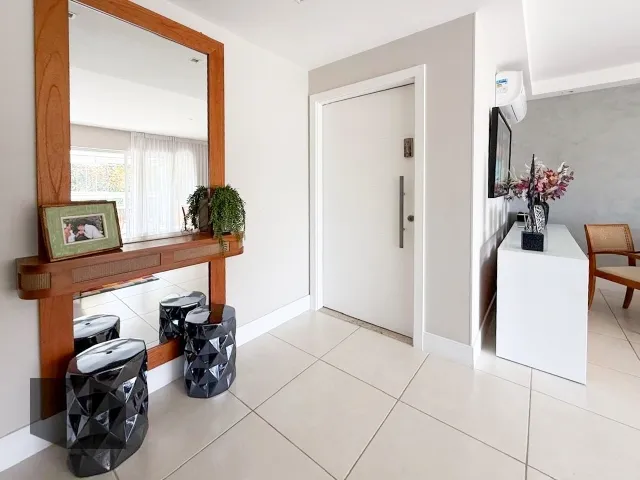 Unfurnished apartment with 4 bedrooms and open-plan kitchen — photo 10