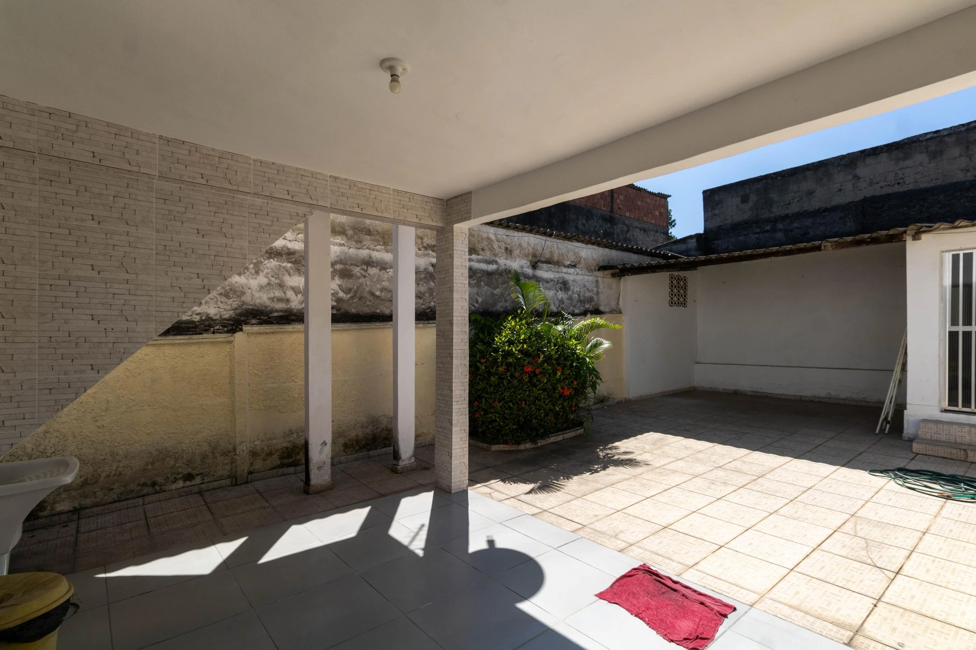 Unfurnished house with 3 bedrooms and a private garden — photo 4