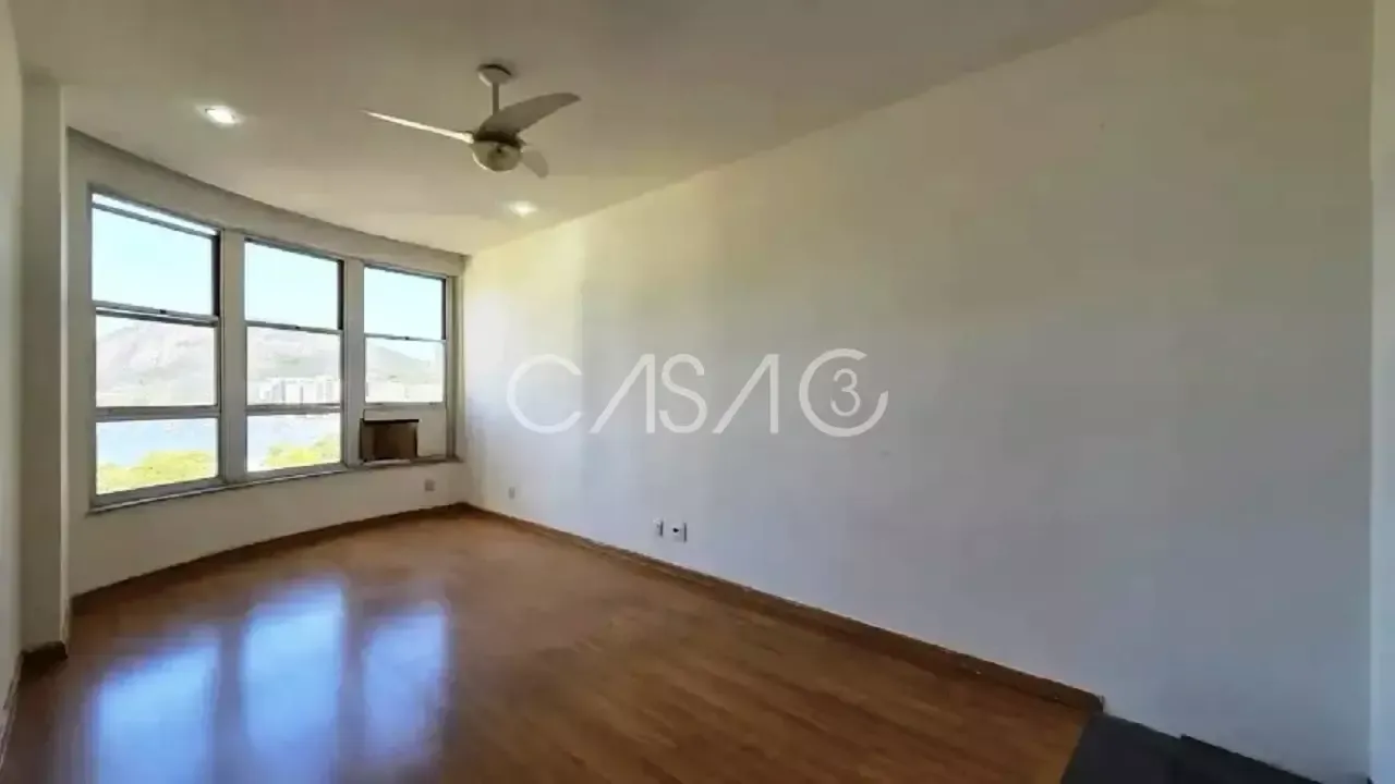 190 m² apartment with a walk-in closet and a water view — photo 8