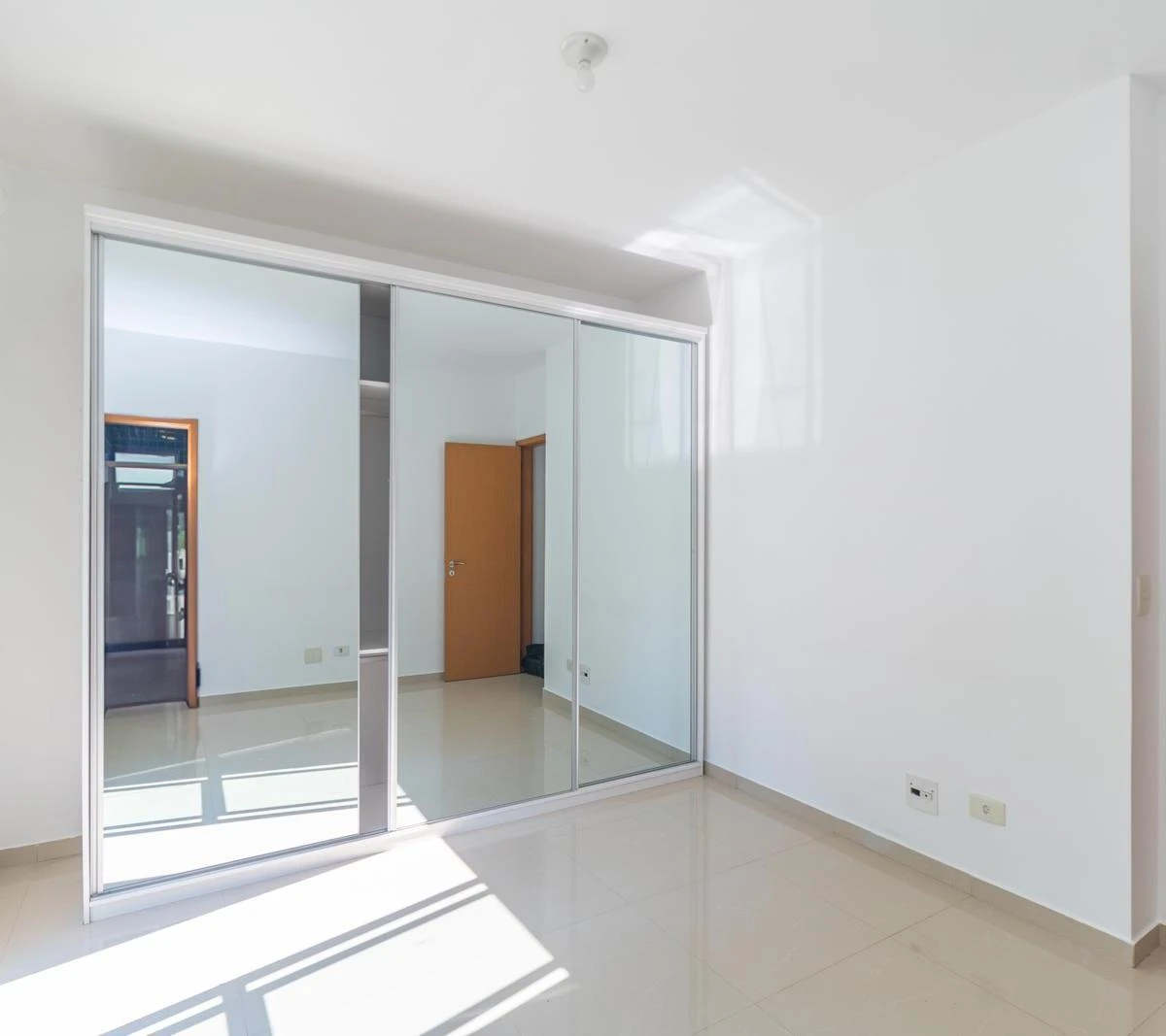 2-bedroom apartment with balcony and open-plan kitchen — photo 10