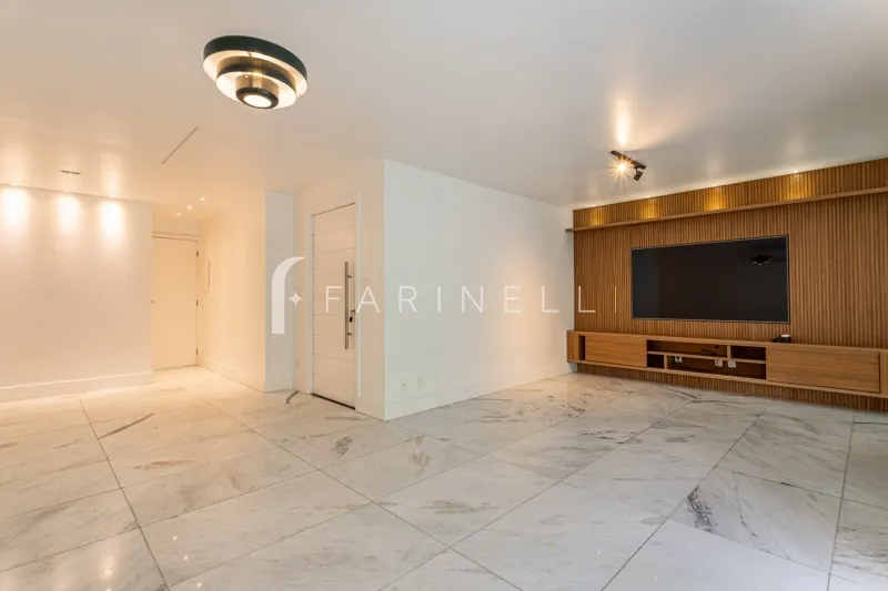 Glass-enclosed balcony in a 3-bedroom apartment, 136 m² — photo 11