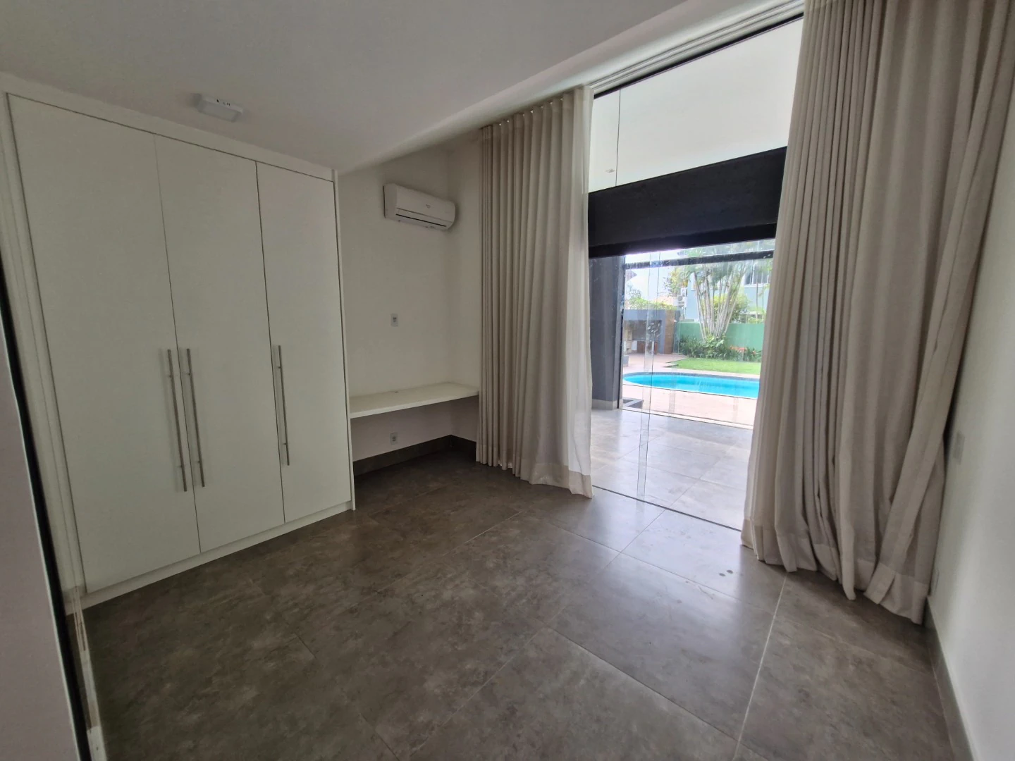 Private pool in a 4-bedroom house, 580 m² — photo 6