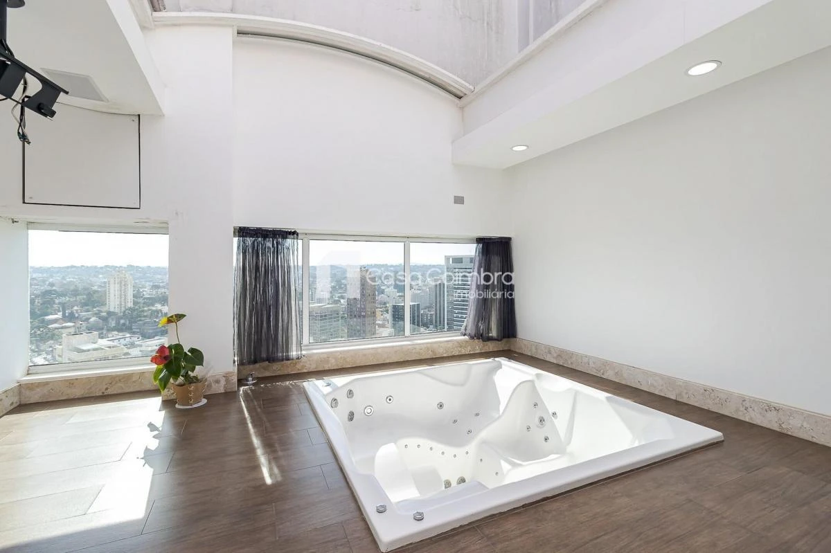 3-bedroom apartment with a bathtub in Curitiba — photo 26