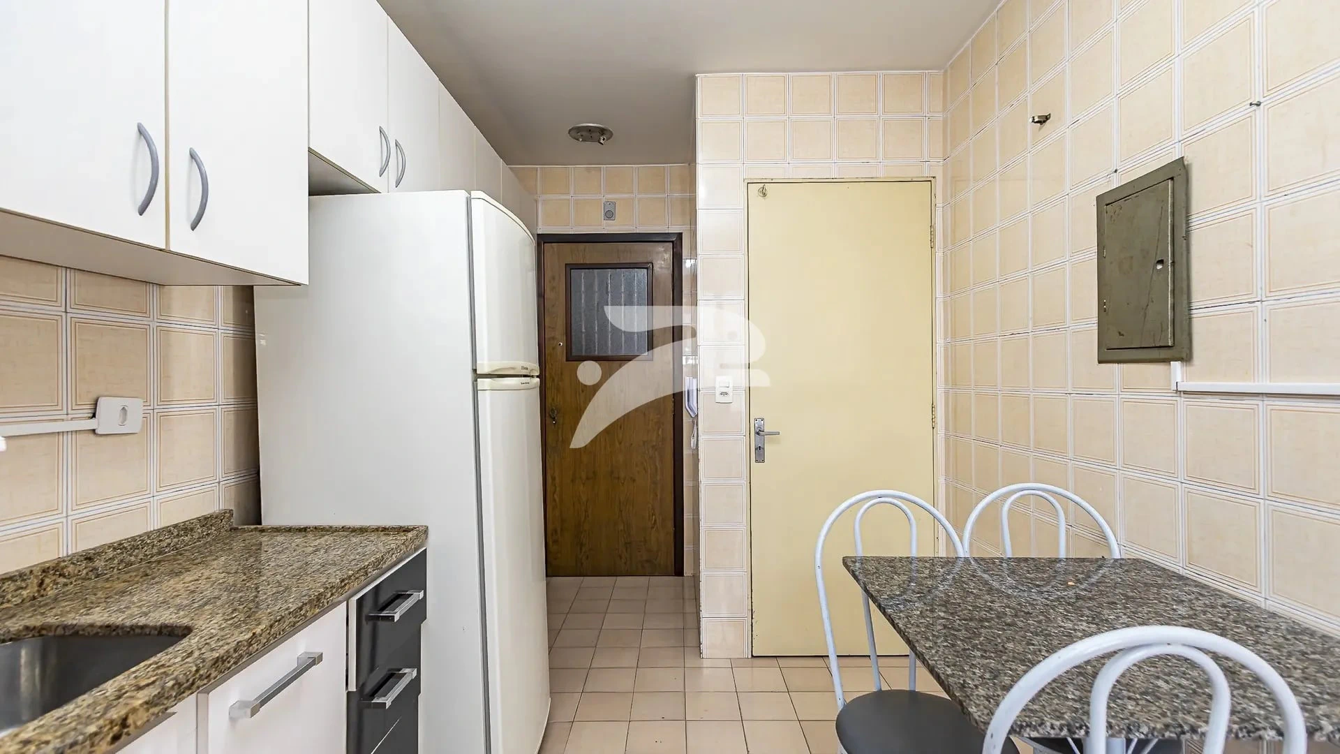 3-bedroom apartment with wood or laminate floors in Curitiba — photo 5