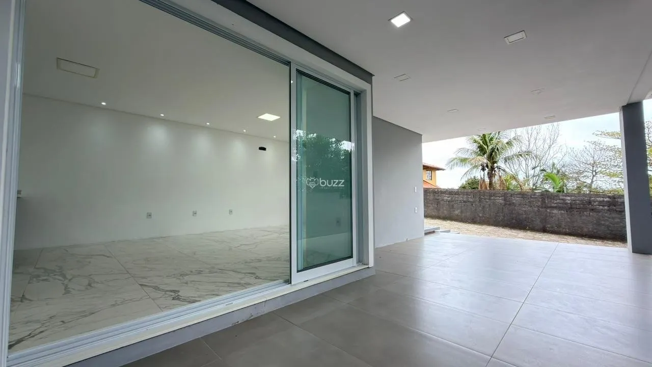Balcony with a grill in a 2-bedroom house, 140 m² — photo 6