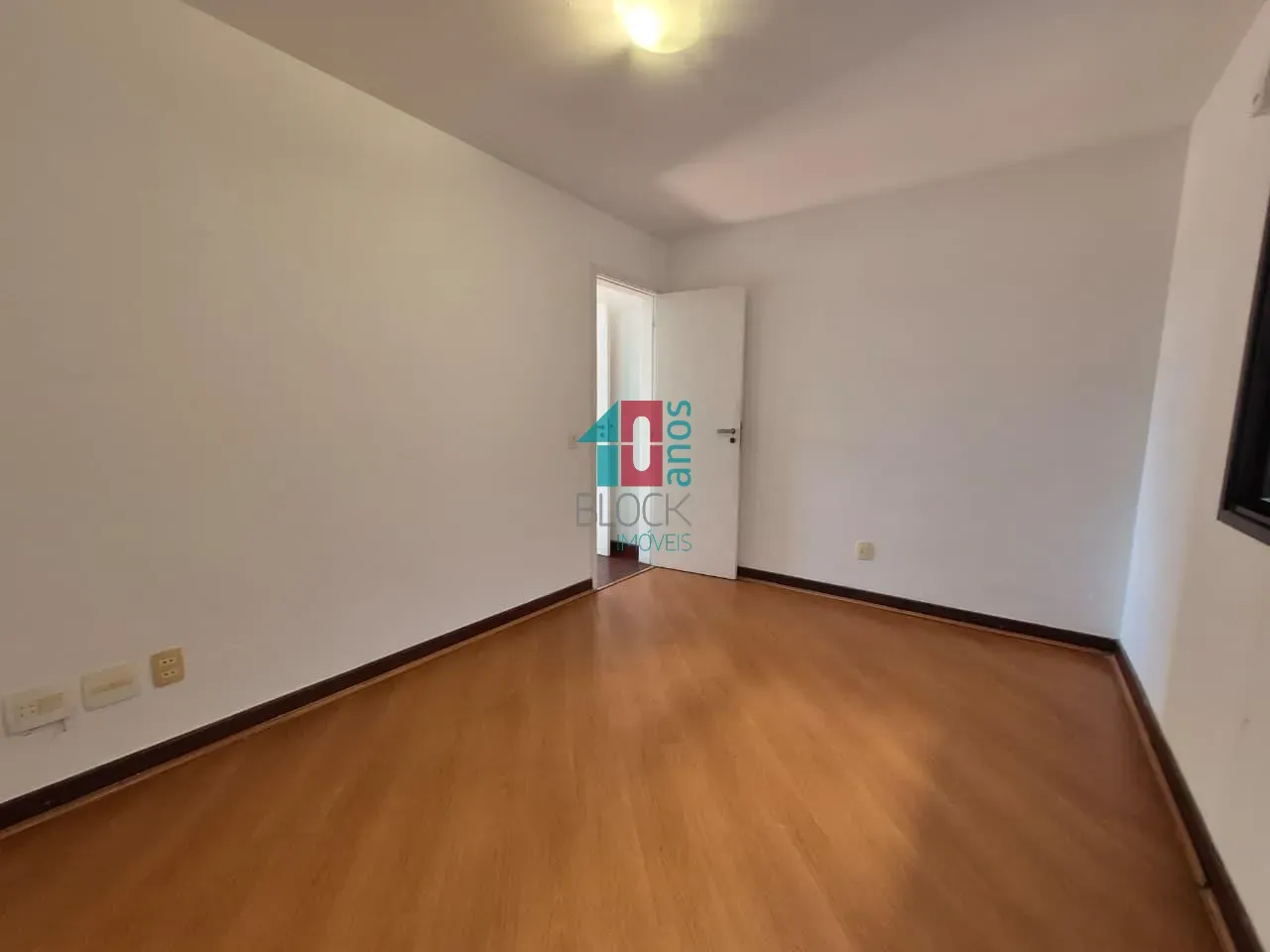 Wood or laminate floors in a 2-bedroom apartment, 83 m² — photo 5