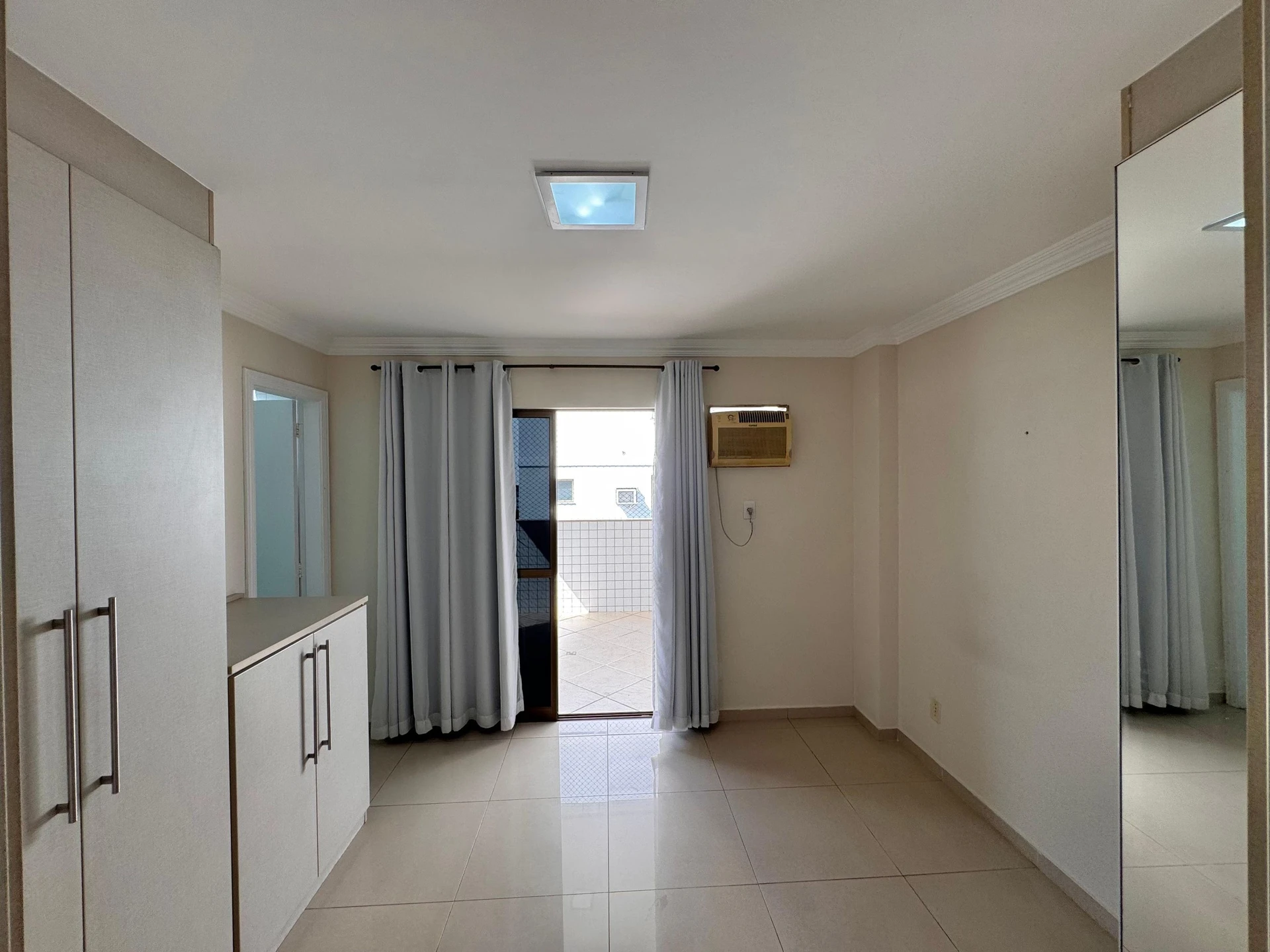 Unfurnished 3-bedroom apartment with a glassed balcony — photo 54