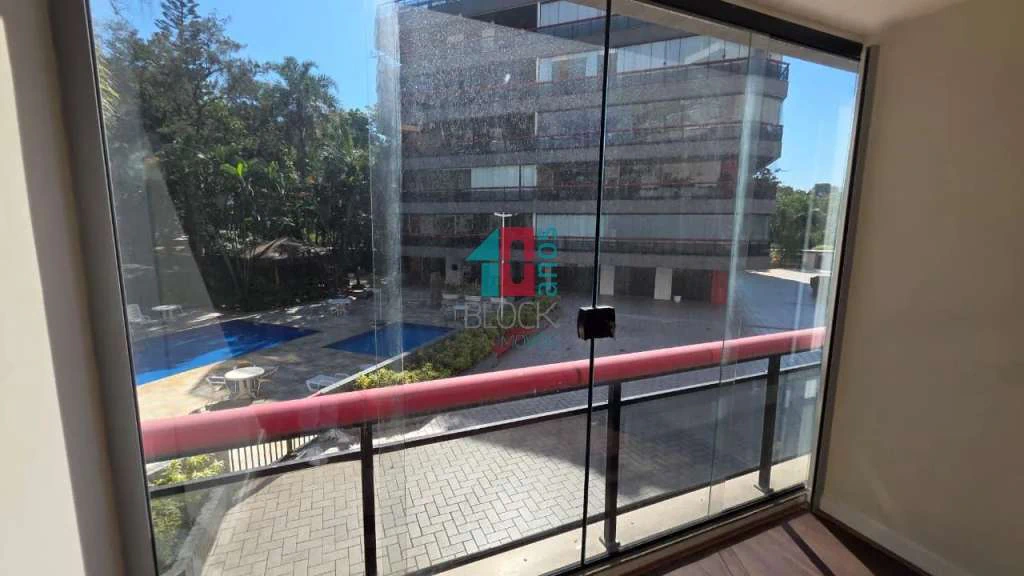 4-bedroom apartment with a glassed-in balcony — photo 15