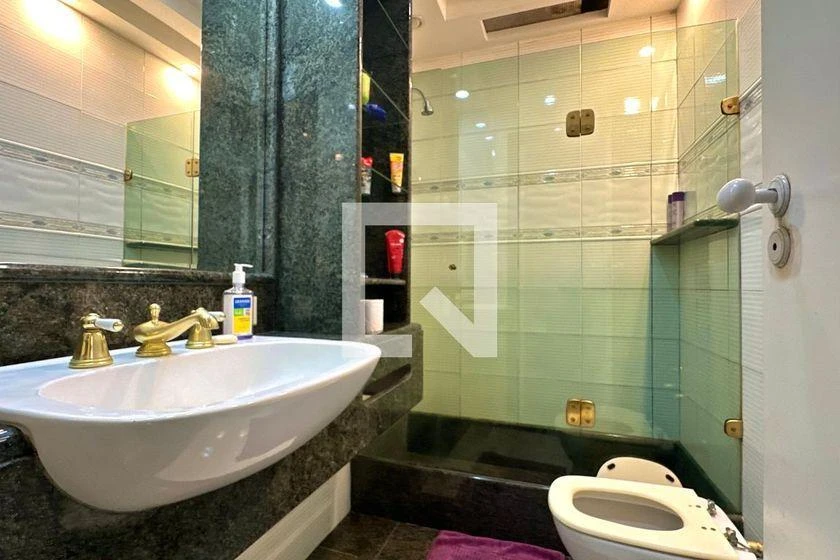 Glass-enclosed balcony in a 4-bedroom apartment, 403 m² — photo 34