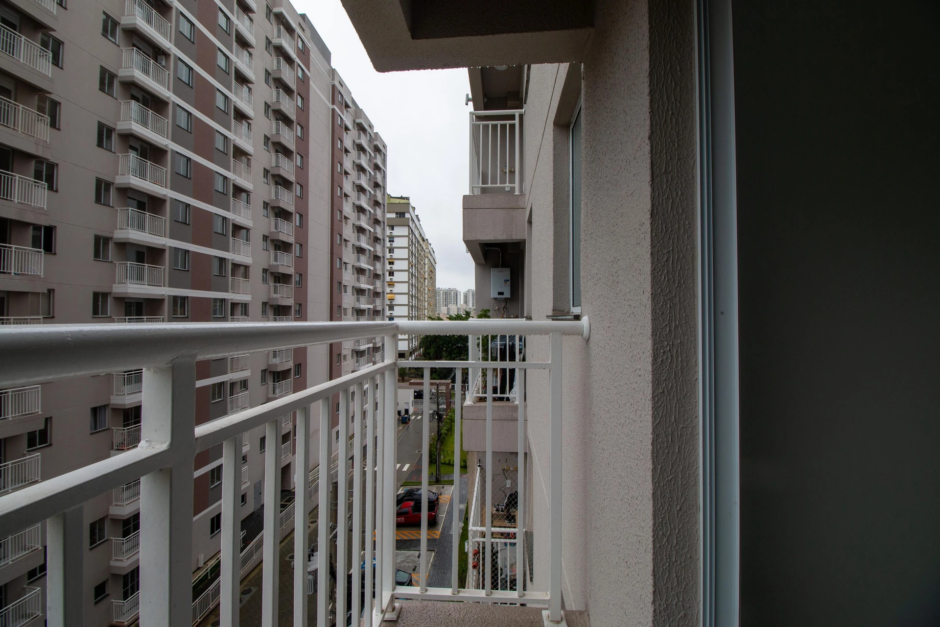 2-bedroom apartment in a building with a gym — photo 3