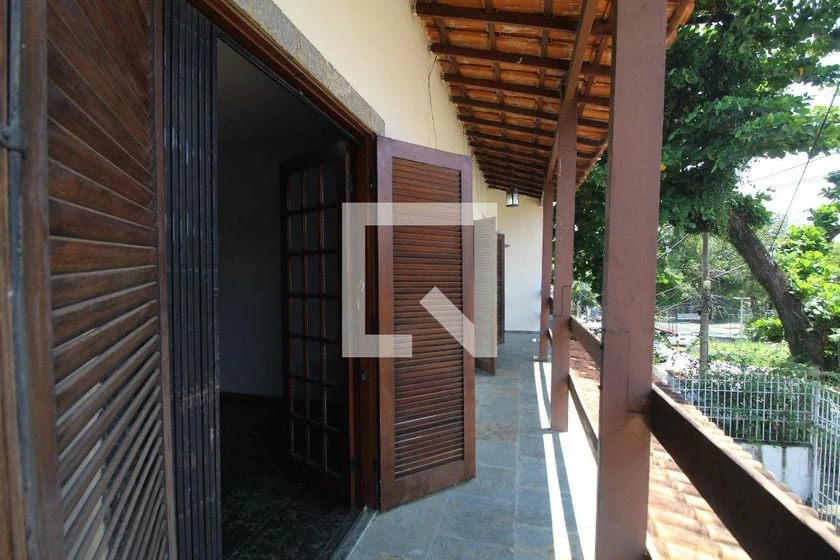 265 m² house with a home office and a bathtub — photo 47